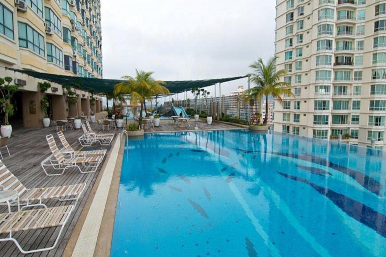 Hotel Ascott Gurney Penang George Town Exterior foto The swimming pool at the 33rd floor of the complex