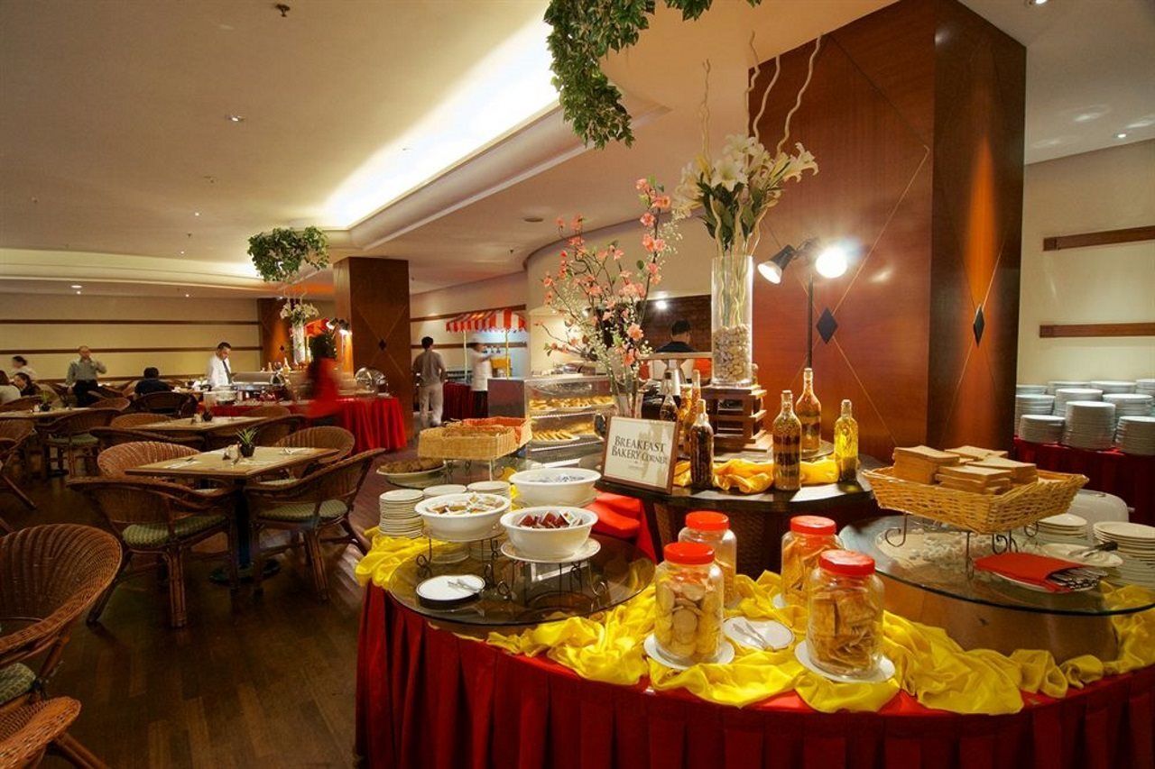 Hotel Ascott Gurney Penang George Town Exterior foto A buffet at a hotel