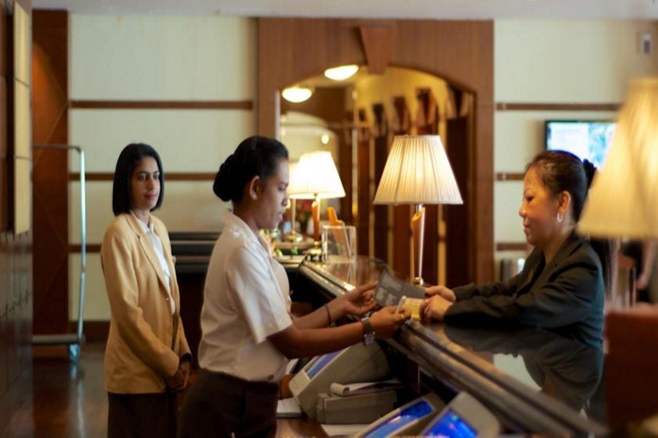 Hotel Ascott Gurney Penang George Town Exterior foto A hotel receptionist at work