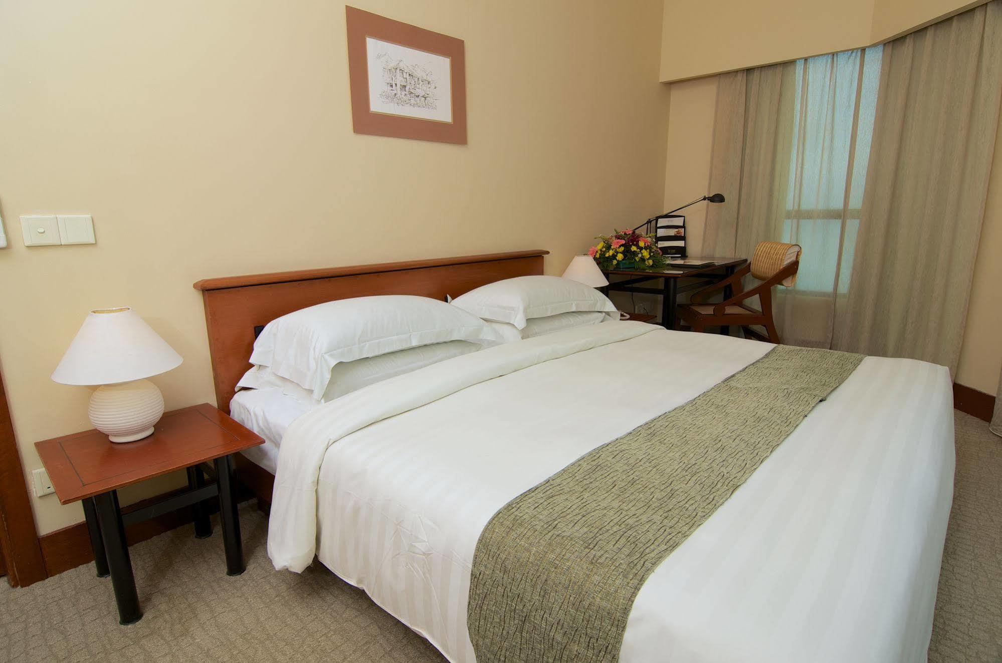 Hotel Ascott Gurney Penang George Town Exterior foto A bedroom at the hotel